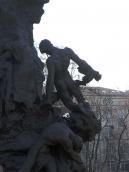 Права нижня частина скульптурної групи