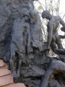 Середня нижня частина скульптурної групи