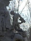 Права нижня частина скульптурної групи