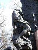 Нижня частина скульптурної групи