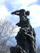 Верхня частина скульптурної групи