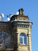 Фронтон і вікно 4-го поверху