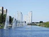 Фонтани, пішохідний міст і будинки…