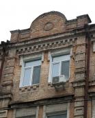 Вікна 4-го поверху і фронтон