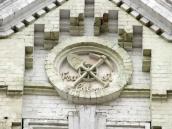 Символічний рельєф у фронтоні