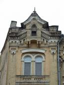 Вікна 4-го поверху і фронтон