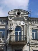 Фронтон і балкон 3-го поверху