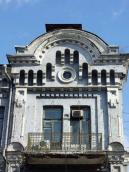 Фронтон і балкон 3-го поверху