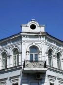 Балкон 3-го поверху і фронтон