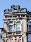 Вікна 4-го поверху і фронтон