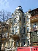 Фрагмент головного фасаду з еркером