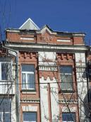 Вікна 4-го поверху і фронтон