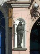 Скульптура чоловіка (ліворуч)