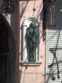 Скульптура жінки (праворуч)