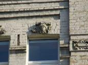 Маскарон над вікном 3-го поверху