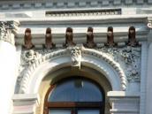 Тимпан вікна 4-го поверху