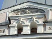 Вікна 5-го поверху і фронтон