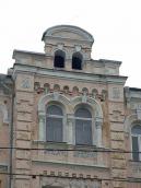 Вікна 4-го поверху і фронтон