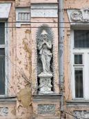 Права скульптура в ніші