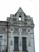 Вікна 4-го поверху і фронтон