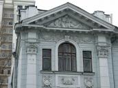 Вікна 3-го поверху і фронтон