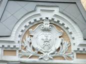 Герб на фронтоні