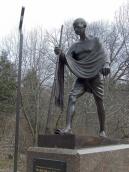 2021 р. Постать М. Ганді у 3/4