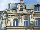 Вікна 4-го поверху і фронтон