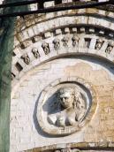 Маскарон в тимпані