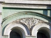 Тимпан вікон 2-го поверху