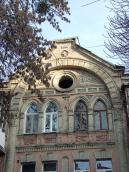 Вікна 3-го поверху і фронтон