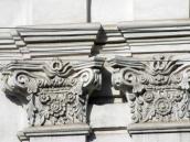 Капітелі пілястр