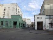 Проїзд між будинками № 8 (ліворуч) і 6…