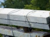 Дерев’яний брус прикручено дротом